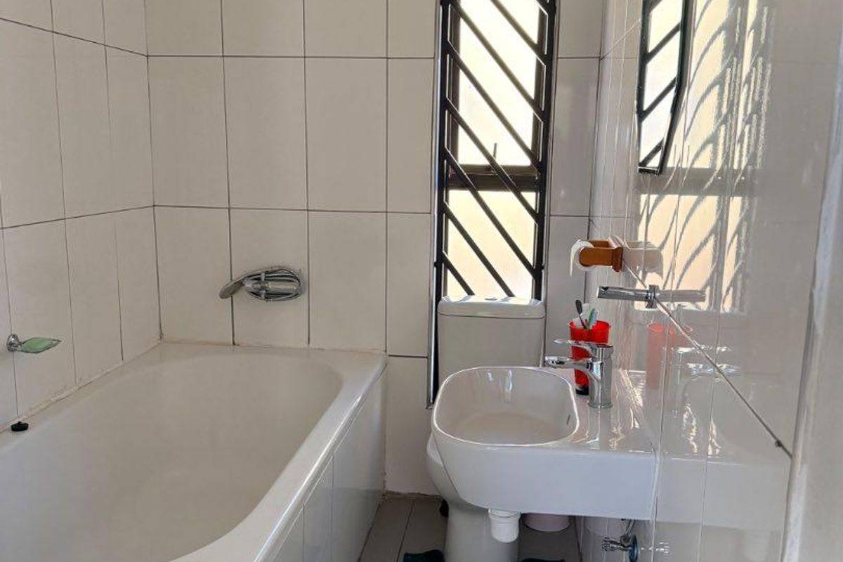 Free standing townhouse in Otjomuise for sale - Photo 4
