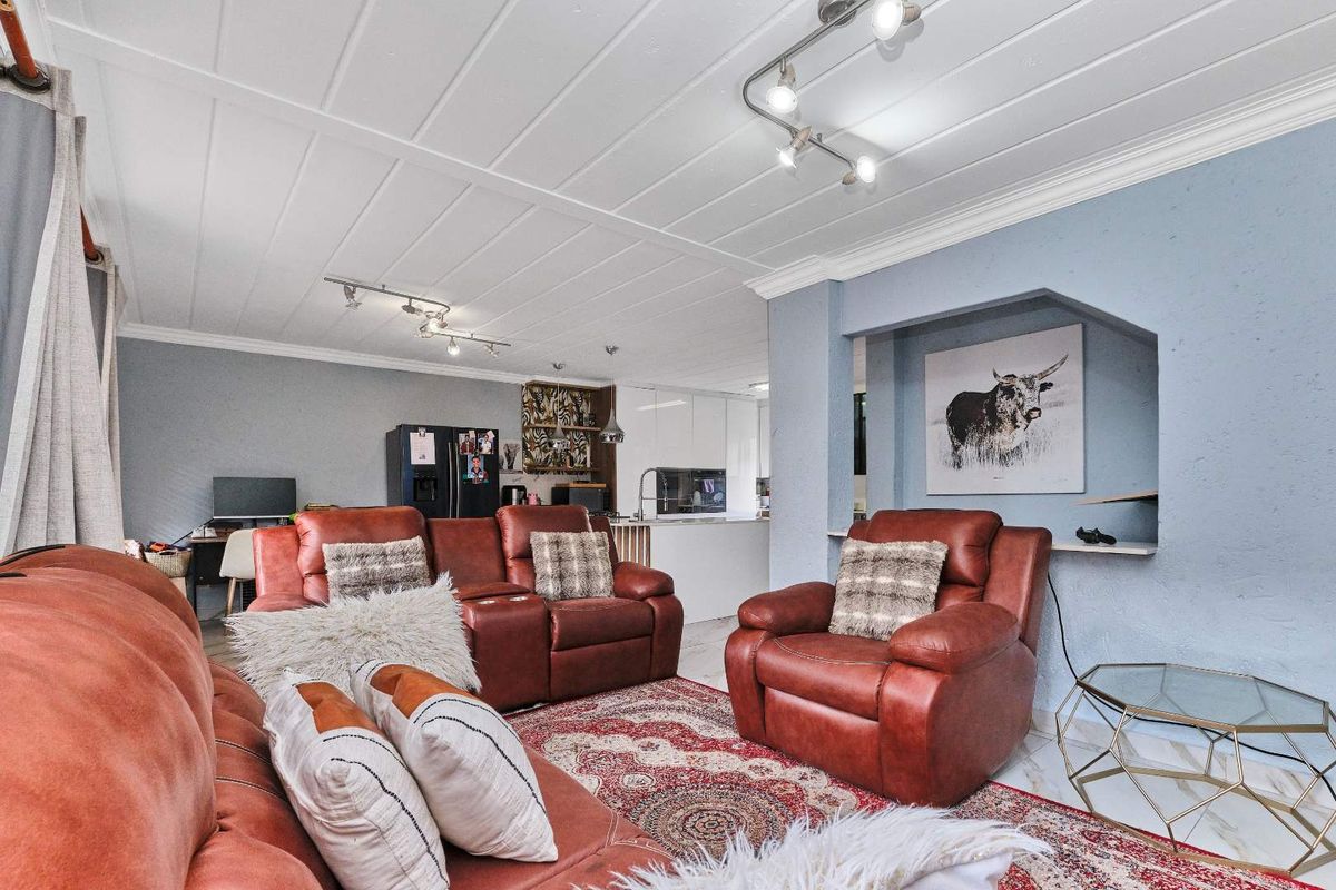 Executive Living or Family Haven: Your Ferndale Dream Townhouse Awaits! - Photo 4