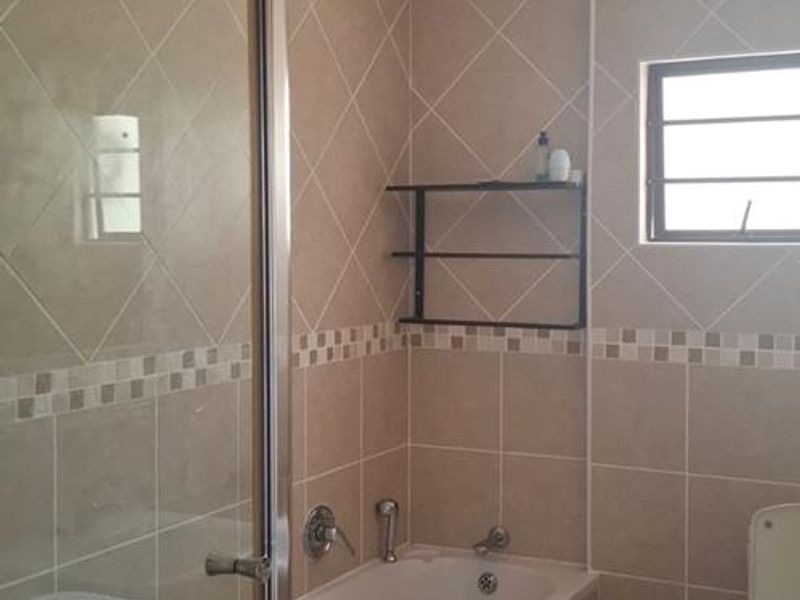 Spacious 3 Bedroom Flat with Sea Views - Photo 5