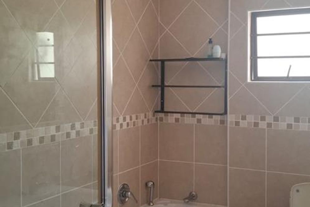 Spacious 3 Bedroom Flat with Sea Views - Photo 5