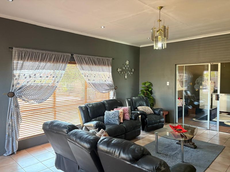 Stunning suburban home with 2 flatlets - Photo 3