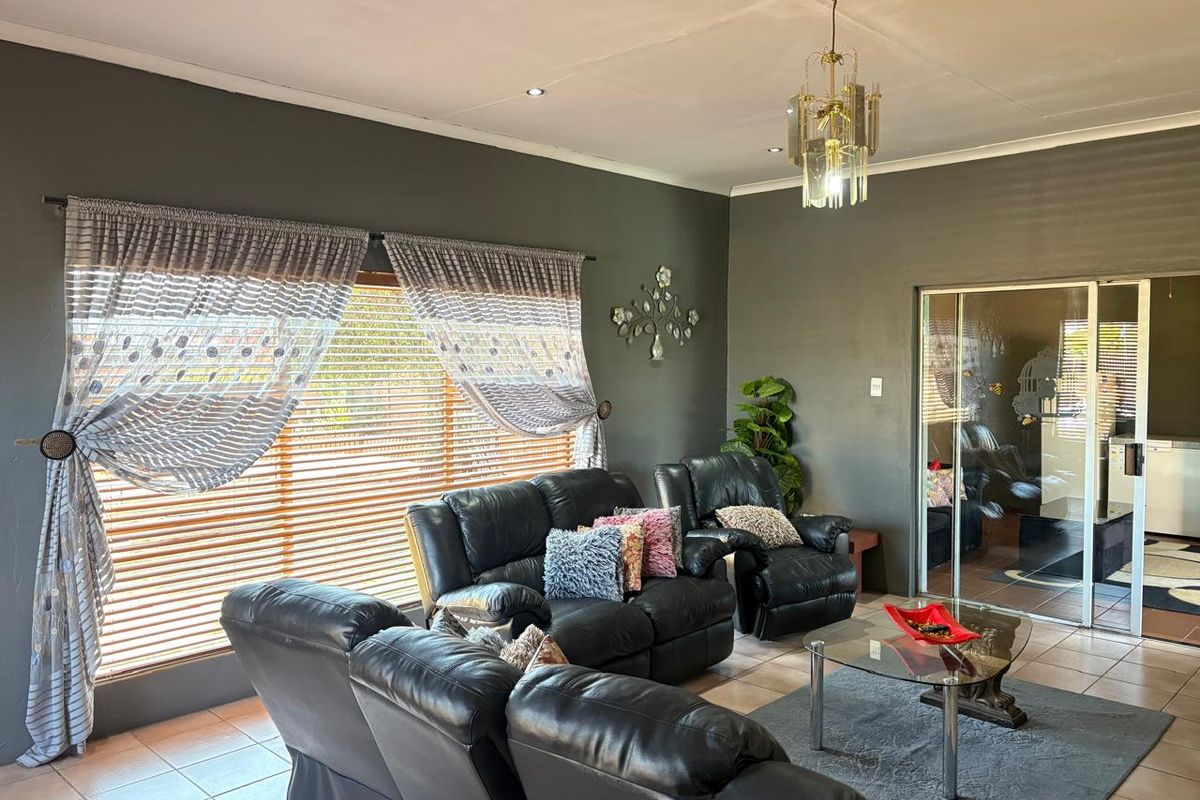 Stunning suburban home with 2 flatlets - Photo 3