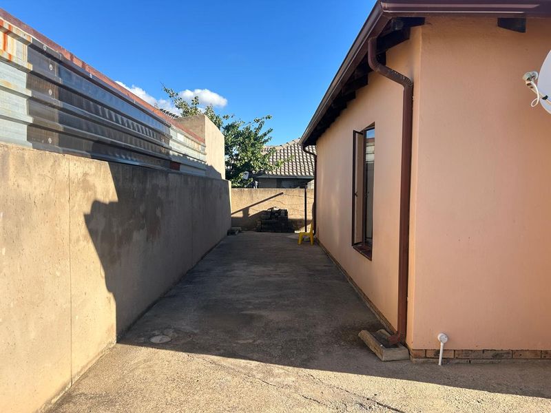 Clayville Ext 45 - R 900 000 , 2 bed , 1 Bath - Photo 3