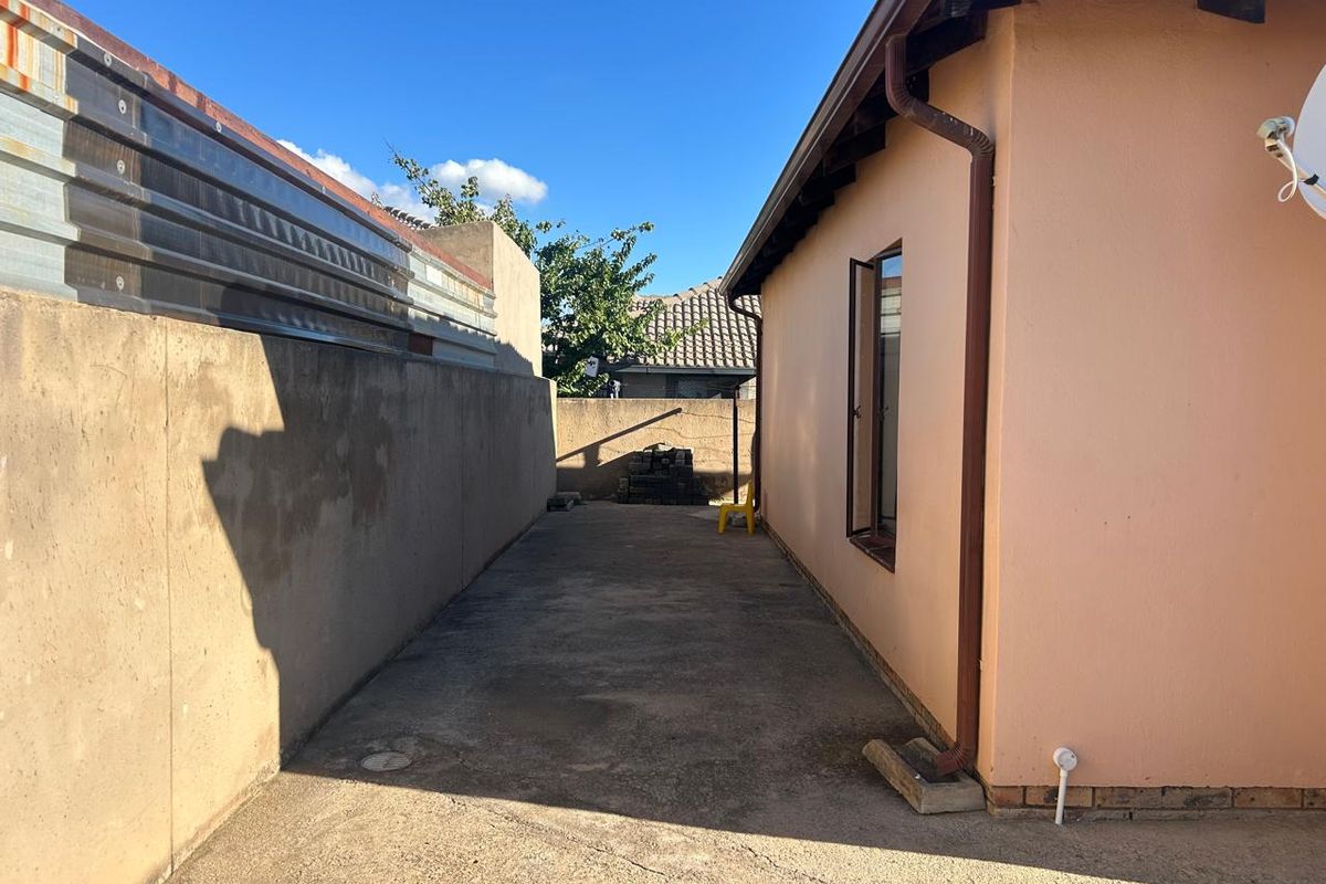 Clayville Ext 45 - R 900 000 , 2 bed , 1 Bath - Photo 3