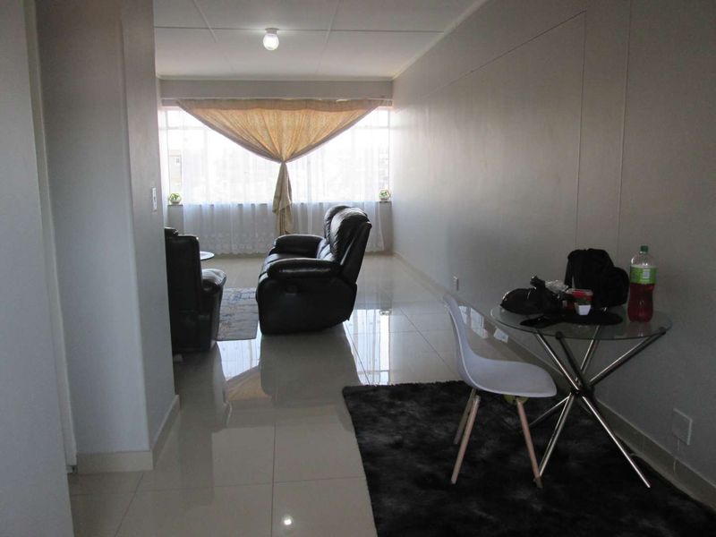 VERY NEAT AND BEAUTIFUL [ 1.5 ] ONE AND HALF BEDROOMS APARTMENT FOR SALE IN SUNNYSIDE PRETORIA BARGAIN . - Photo 9