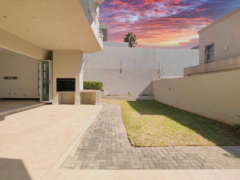 Spacious, Light, Secure 4 Bedroom Sandton Cluster in the Best Location - Photo 2
