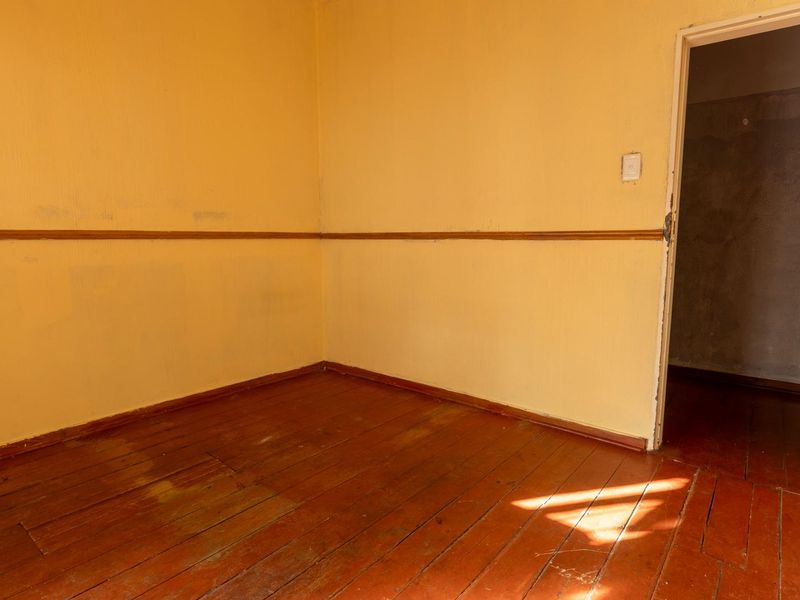 A Classic Kensington Home with Endless Potential - Photo 2