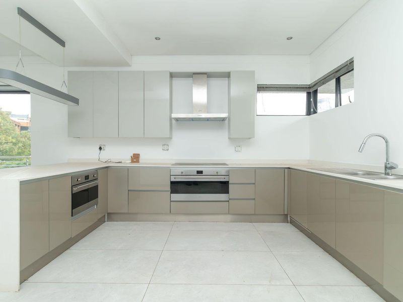 Luxurious Penthouse with Stunning Views and Modern Amenities - Photo 5