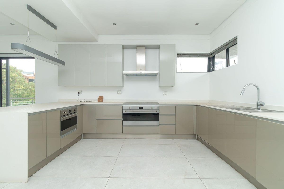 Luxurious Penthouse with Stunning Views and Modern Amenities - Photo 5