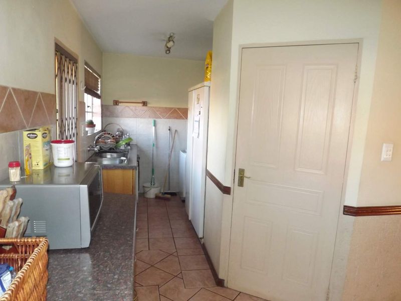Charming 3 Bedroom Townhouse - Photo 4
