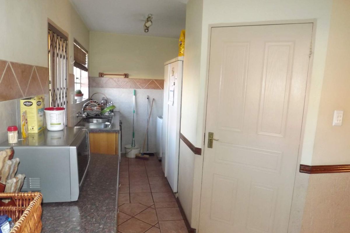 Charming 3 Bedroom Townhouse - Photo 4