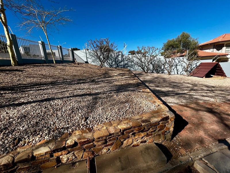 Situated on an erf of more than 2000m2 in an increasingly popular area, this home offers space and comfort. - Photo 2