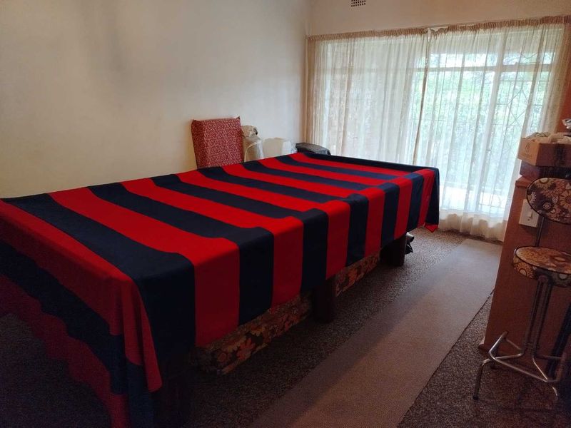 Family home with work from home facilities - Photo 9