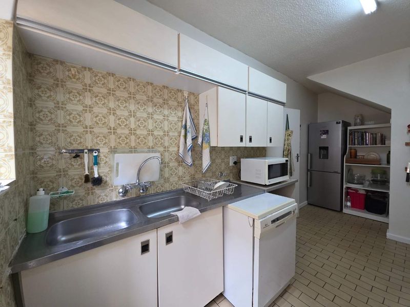 Spacious Cluster with pool and staff accomodation - River Club Sandton - Photo 5