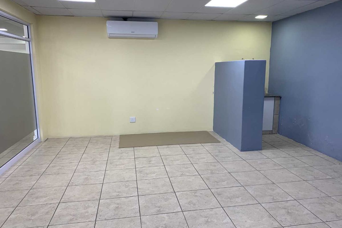 Prime Retail/Office Space in Neat Arcade – Secure Your Spot Today - Photo 4