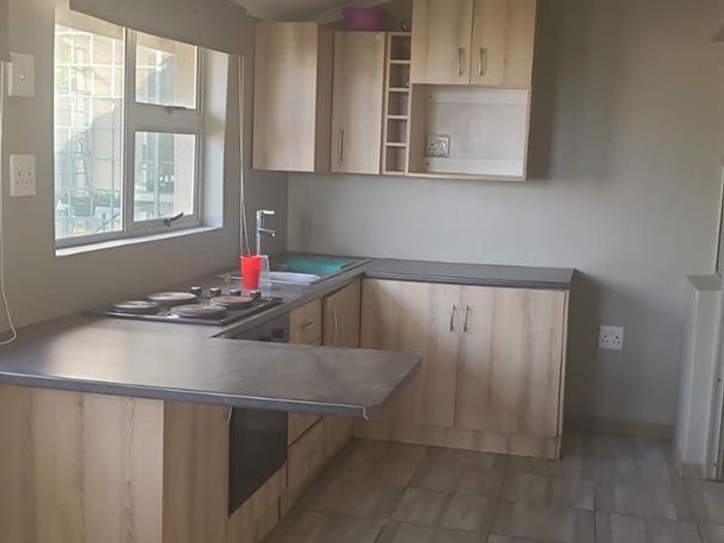 Pet Friendly Cottage with Private Yard and 2 Parkings - Photo 2
