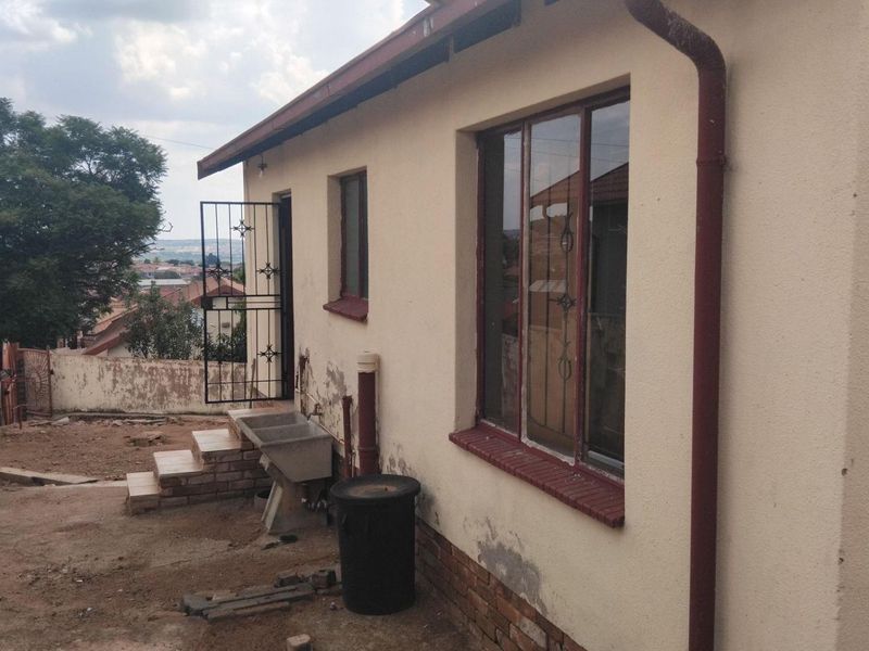 2 Bedroom House for Sale in Mabopane - Photo 2