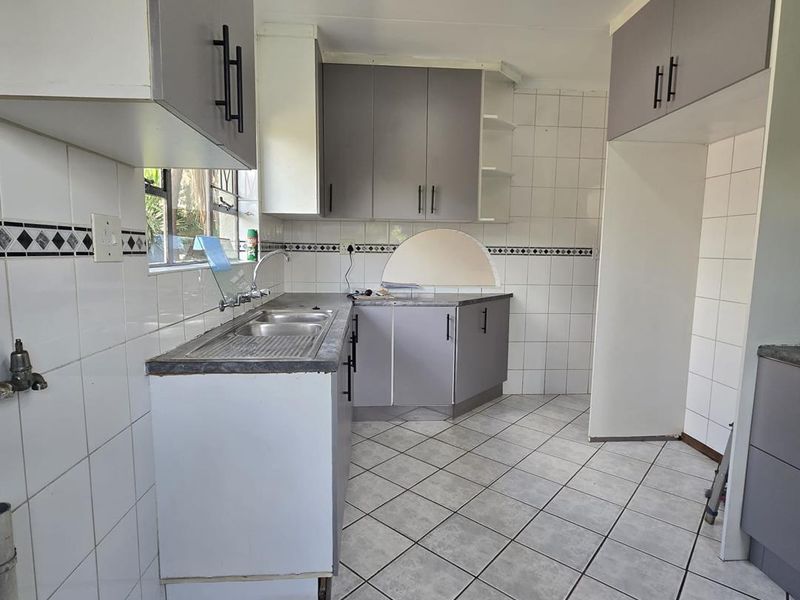 3- Bedroom Home with 2-Bedroom Flatlet - Photo 3