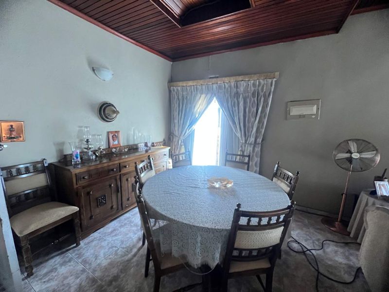 Very neat house in a busy street - Photo 4