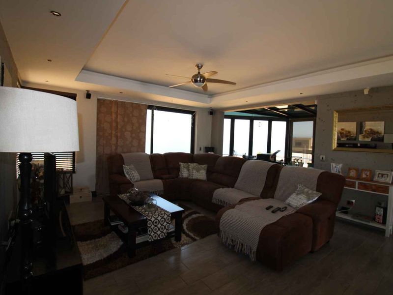 Perfectly positioned sea view property! Relax and unwind in this magnificent family home. - Photo 6