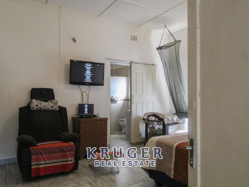 🌟 Spacious Family Home with Private Flat – Prime Location, Outjo! 🌟 - Photo 9