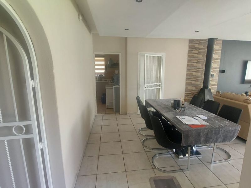 Spacious Home with Fireplace & Pool – Perfect for Families! - Photo 4