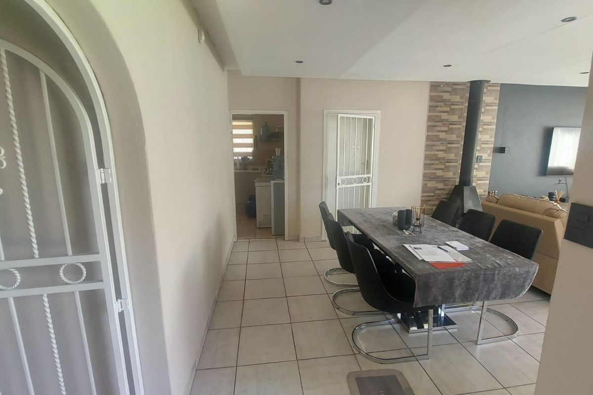 Spacious Home with Fireplace & Pool – Perfect for Families! - Photo 4