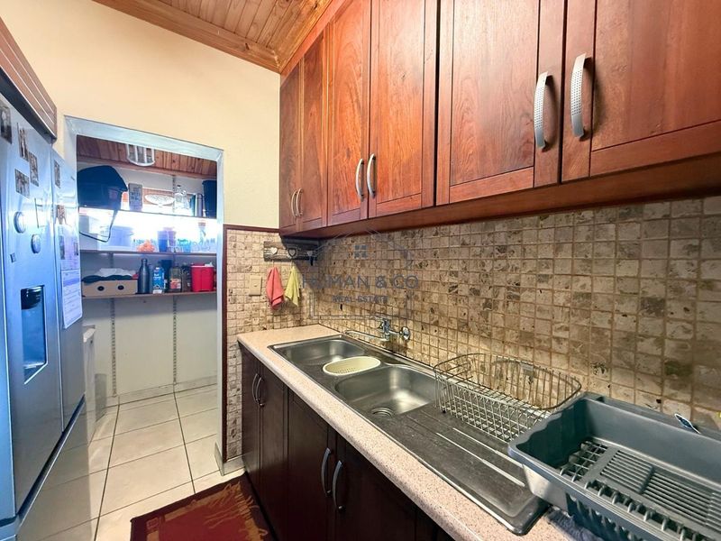 Spacious 5-Bedroom Home with 2 Bedroom Flat in town center! - Photo 10