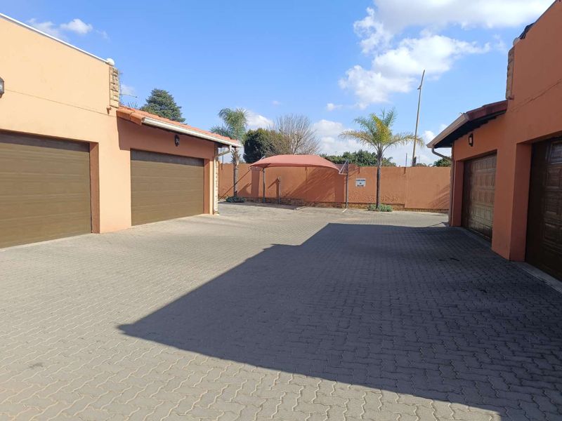 A beautifully maintained villa in the highly sought-after suburb of Glen Marais is now available for sale in the exclusive Complex of Villa Zanru - Photo 5