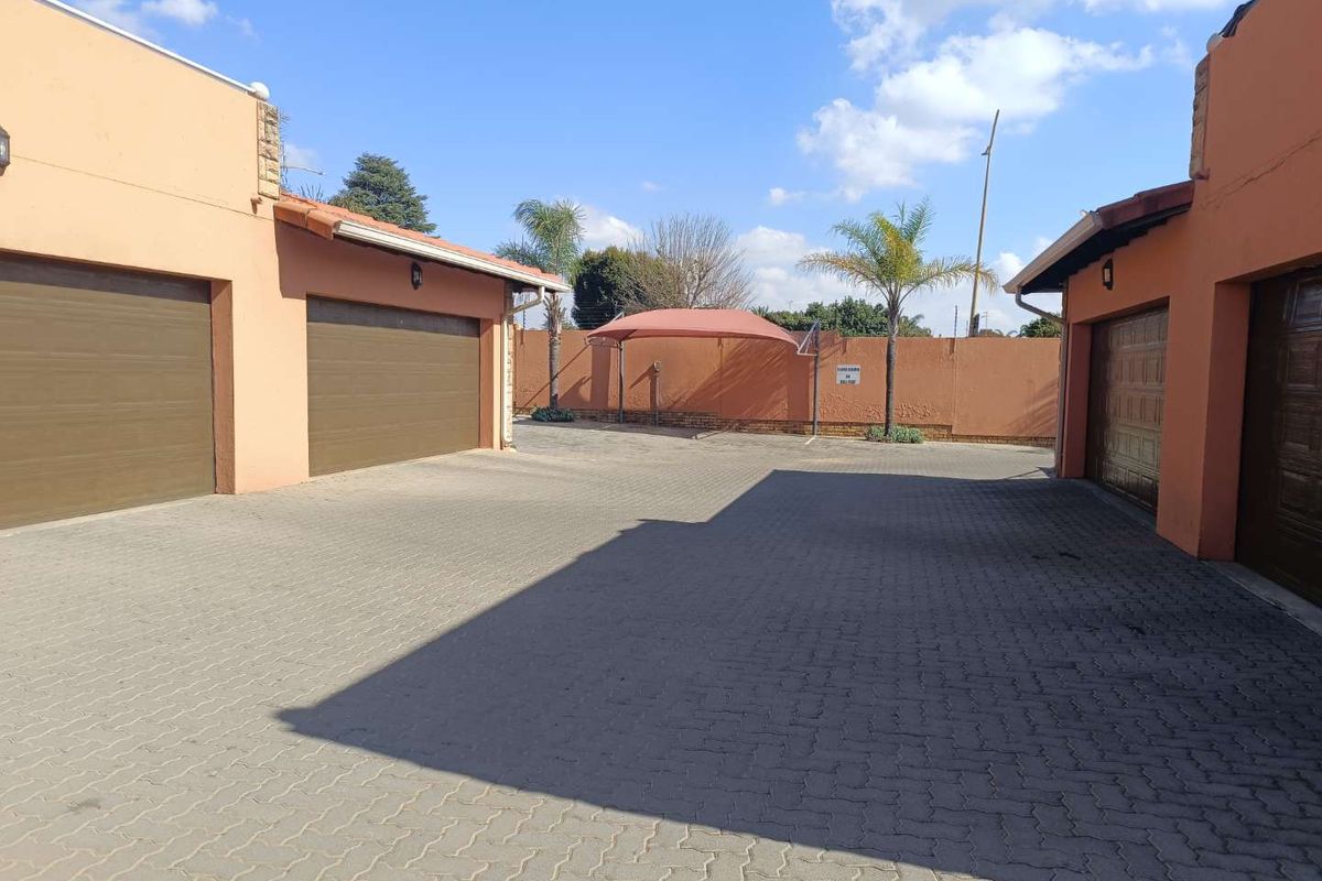 A beautifully maintained villa in the highly sought-after suburb of Glen Marais is now available for sale in the exclusive Complex of Villa Zanru - Photo 5