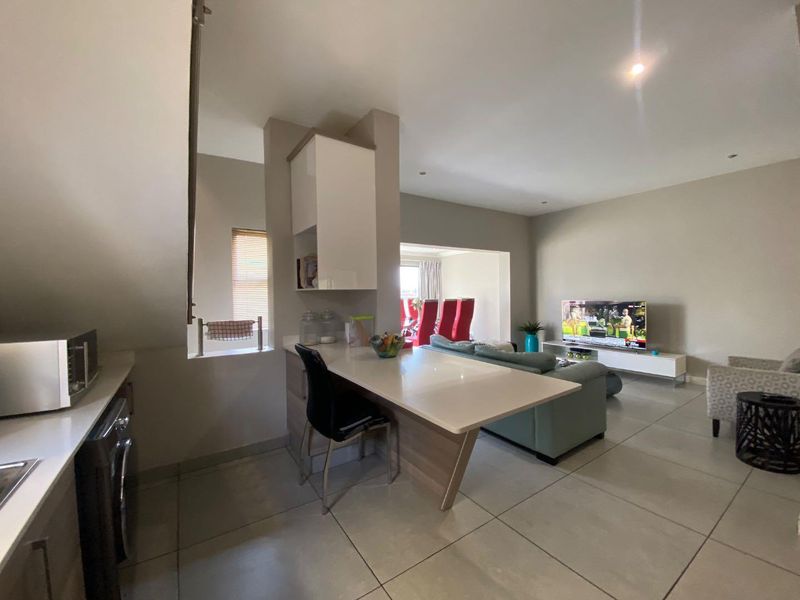 Spacious 3-Bedroom, 2-Bathroom Home with Double Garage and Private Garden - Photo 9