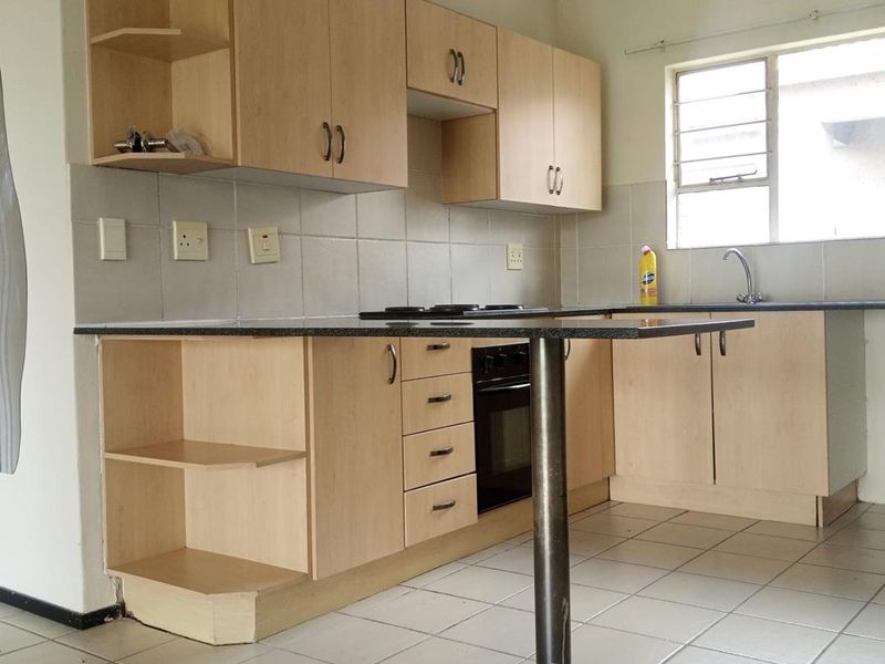 Gorgeous apartment close to amenities - Photo 3