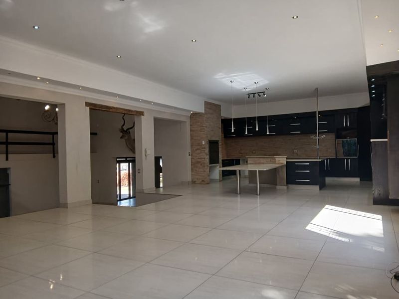 5 Bedroom Freestanding House with Flat 🤩 - Photo 6