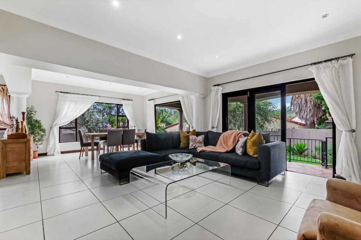 STRIKING DUPLEX HOME IN A QUIET SECURE ESTATE - Photo 3