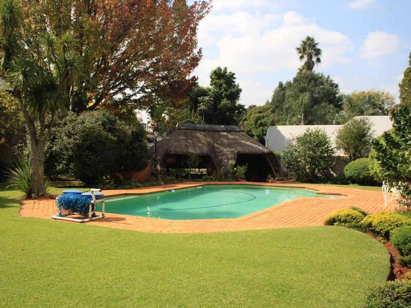 Modern Elegance Meets Timeless Luxury – Stunning 4-Bedroom Home with Pool, Cottage & Study for Sale in Bedfordview - Photo 5