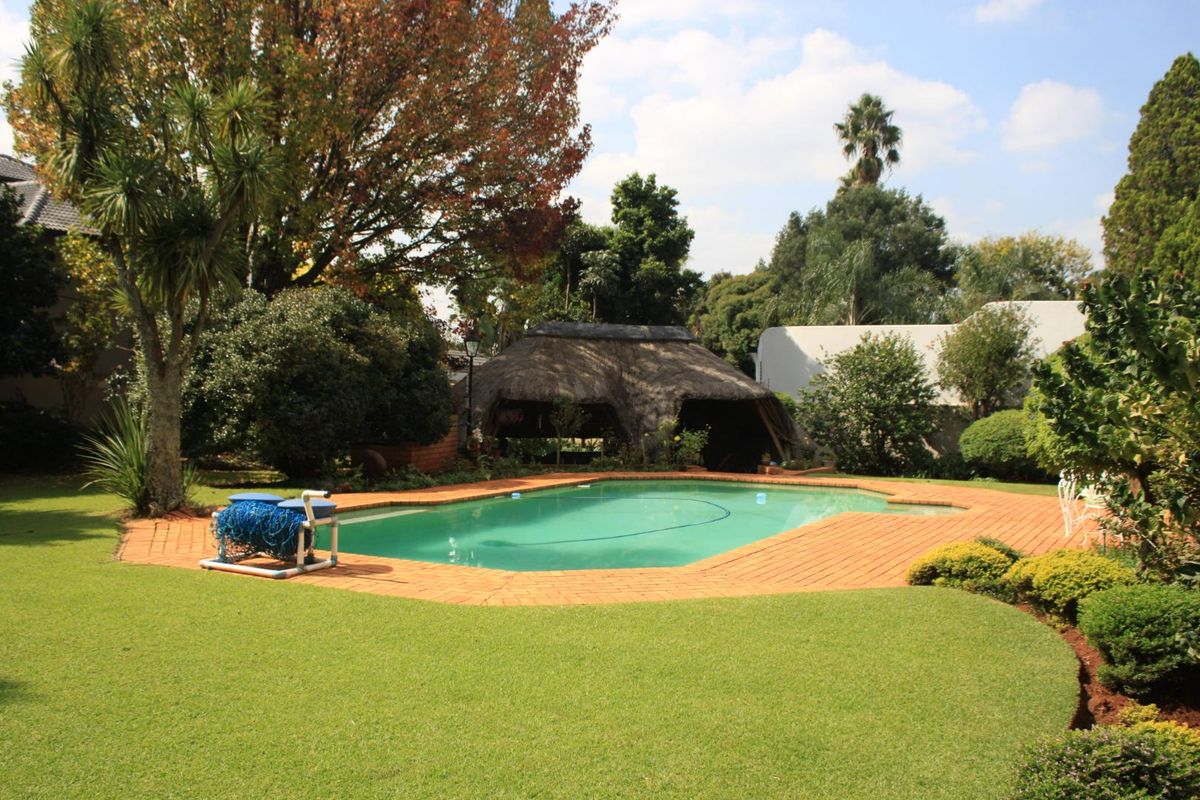 Modern Elegance Meets Timeless Luxury – Stunning 4-Bedroom Home with Pool, Cottage & Study for Sale in Bedfordview - Photo 5