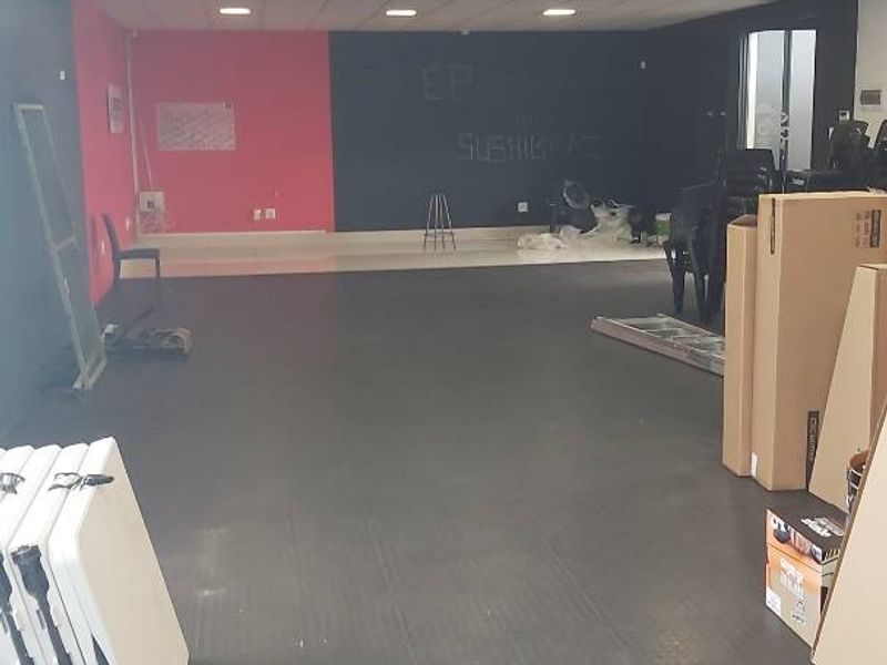 Mixed use Premises to let on Main Road Walmer. - Photo 2