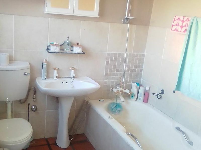 BIG SPACIOUS 4 BEDROOM HOUSE WITH POOL TO RENT IN MAGALIESKRUIN - Photo 7