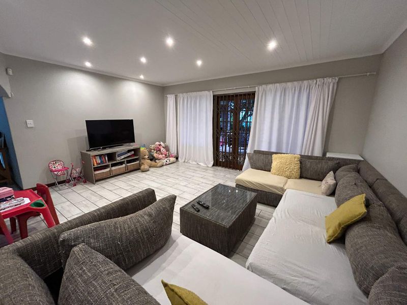 Charming 3-Bed Home: Comfort & Convenience Await! - Photo 2