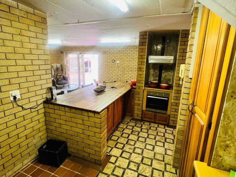 4 Bedroom 2 Bathroom House for Sale in Danville - Photo 7