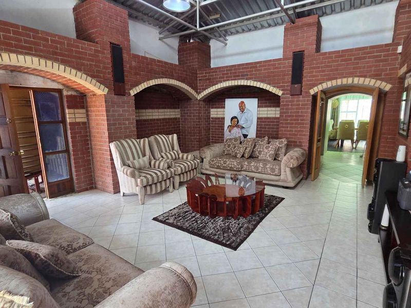 “Comfort, Space & Convenience – 5-Bedroom Home with Multiple Garages” - Photo 9