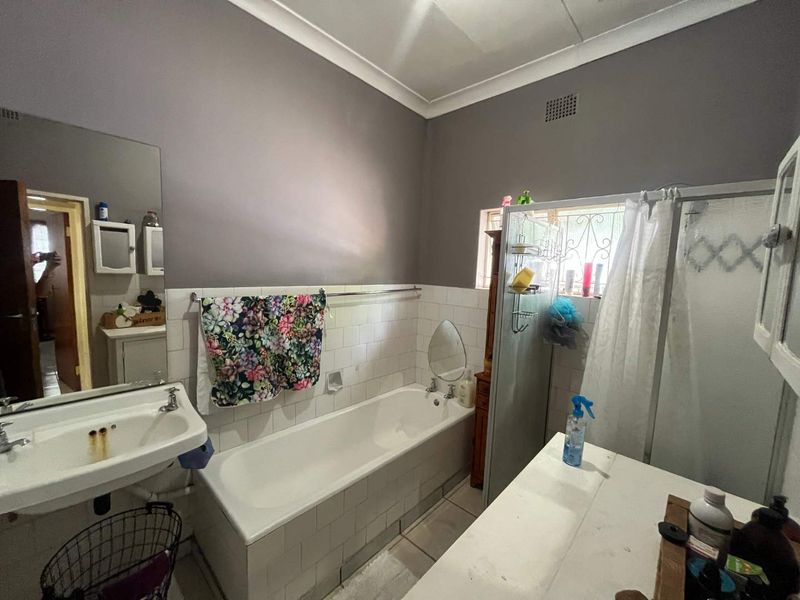 3 Bedroom Family Home with Private Flat – Ideal for Extended Family or Extra Income - Photo 8