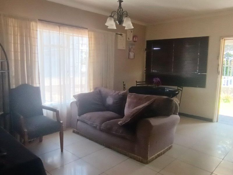 3 Bedroom house with 2 1 bedroom Fllats for Sale - Photo 3