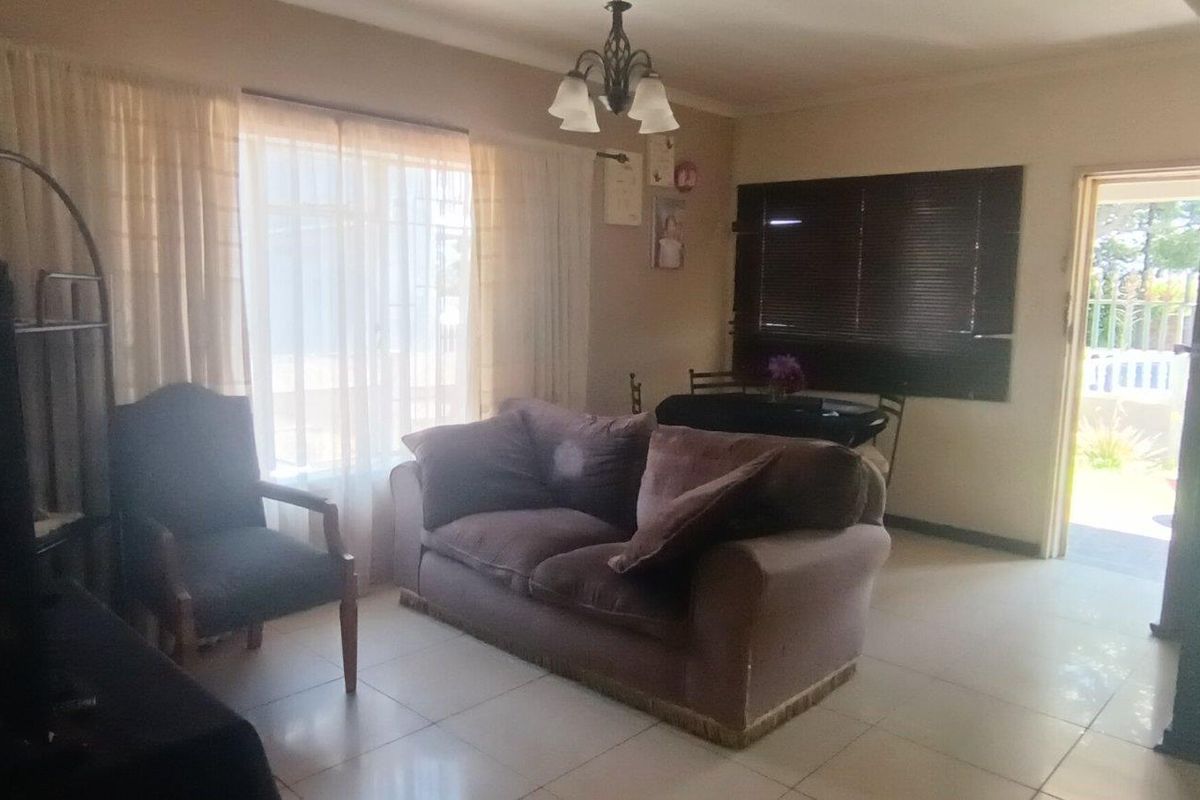 3 Bedroom house with 2 1 bedroom Fllats for Sale - Photo 3