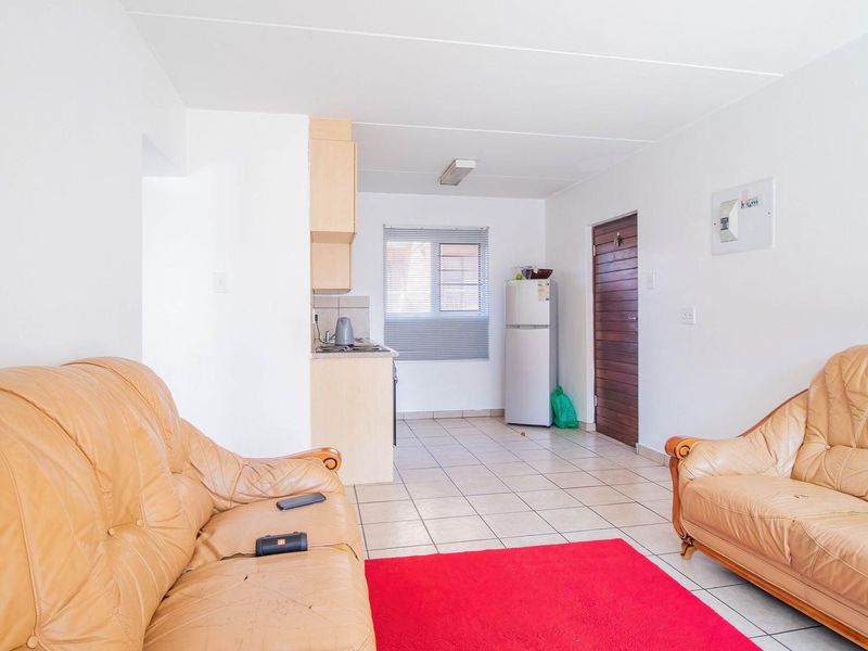 Beautiful Two bedroom apartment in a security complex - Photo 5