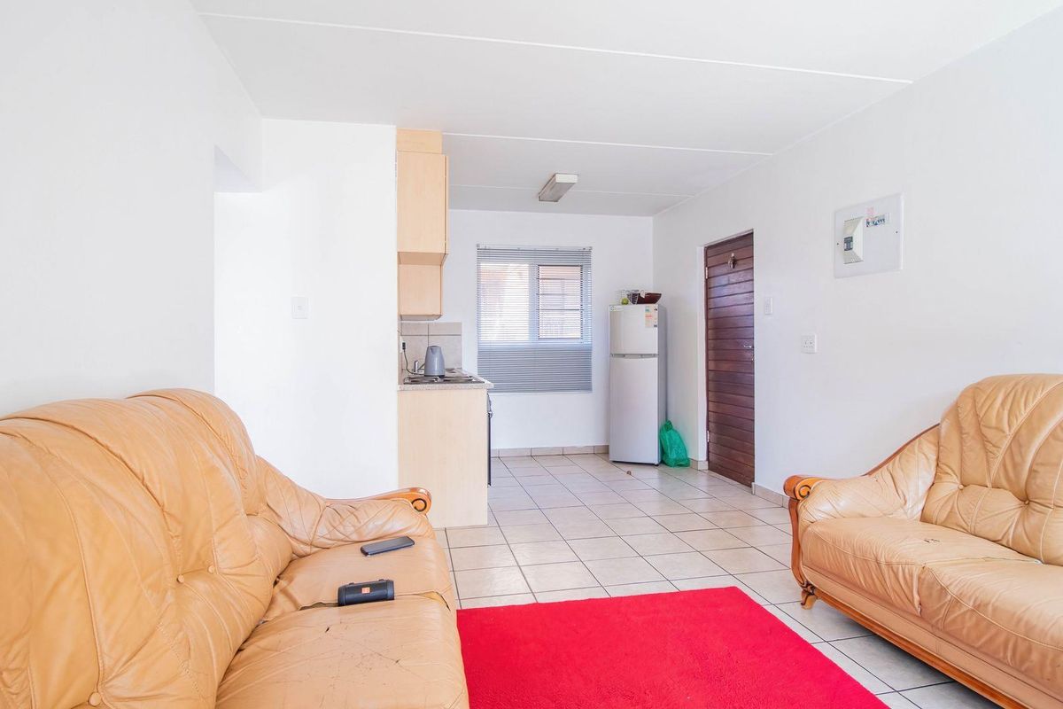 Beautiful Two bedroom apartment in a security complex - Photo 5