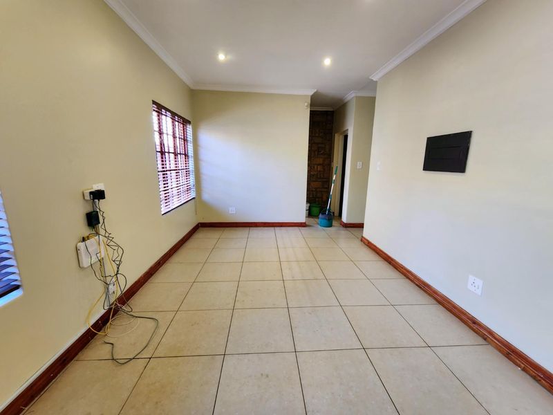 Space for the Whole Family: Prime Magalieskruin Property with Separate 2-Bed Flat - Photo 8