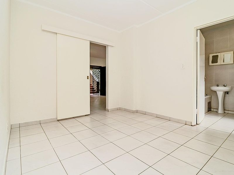 Ideal First Time Buy - Secure Lock-Up and Go Garden Unit. - Photo 7