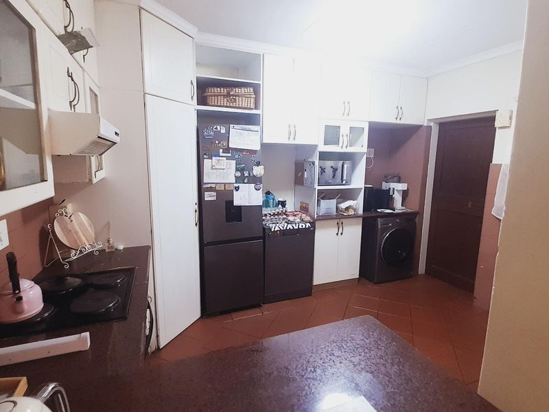 Charming 3-Bed Home in Kingfisher Village Awaits You - Photo 5