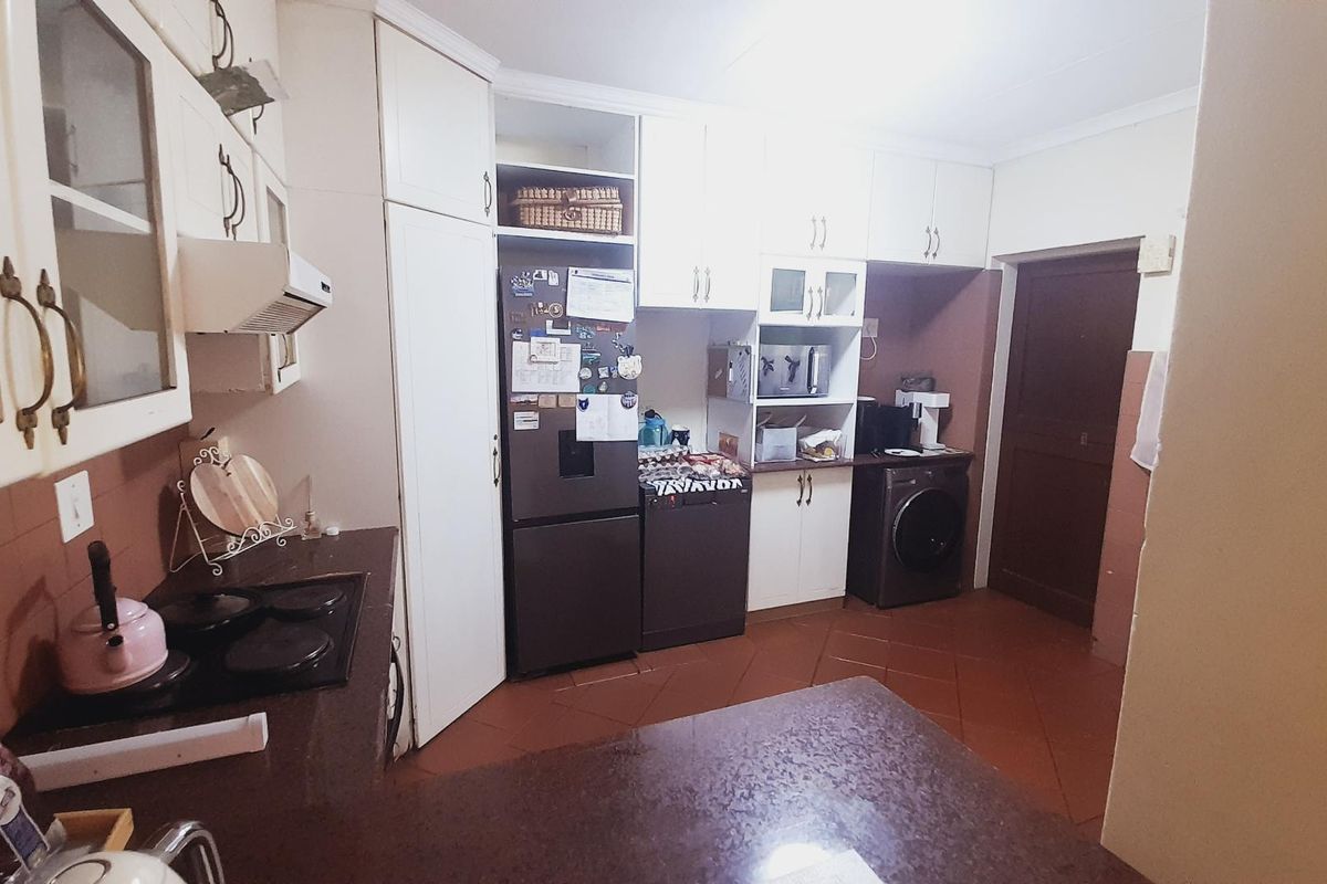 Charming 3-Bed Home in Kingfisher Village Awaits You - Photo 5